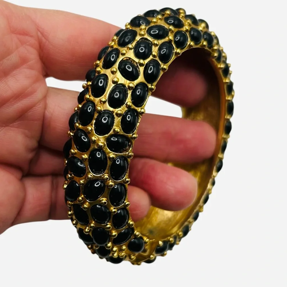 Stunning KJL ( Kenneth J Lane) Black Lucite Cobblestone Hinged Bracelet - Picture 2 of 5